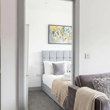 Modern 1br Near Centre Hunslet *